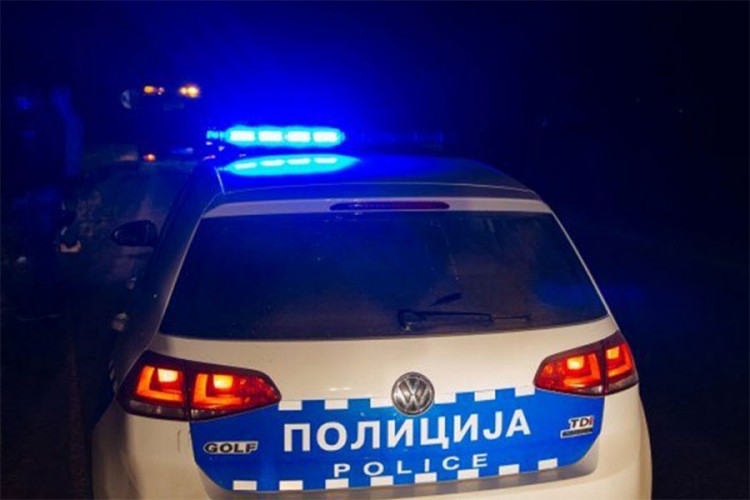 U vrijeme policijskog sata zatačeni kako se drogiraju, pronađeni nož i sjekira