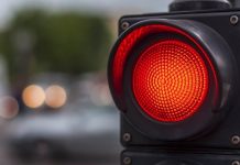 Zatrubite na semaforu i rizikujete da ostanete “još jedan krug” na crvenom