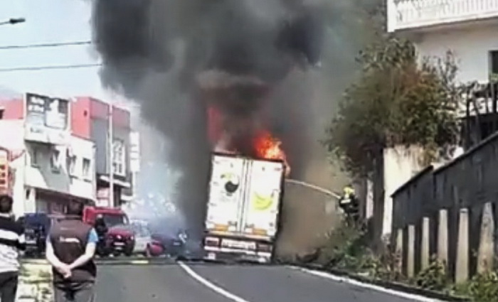 Mostar: Kamion se zapalio u vožnji, blokiran saobraćaj na magistralnom putu M-17