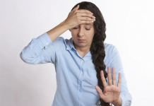 Nekoliko trikova kako da “preživite” migrenu na poslu