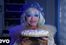 Katy Perry ponosno pokazala trudnički stomak u spotu za novu pjesmu “Smile”