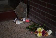 Ispred Džejeve zgrade cvijeće, Marlboro, novac i bajadere