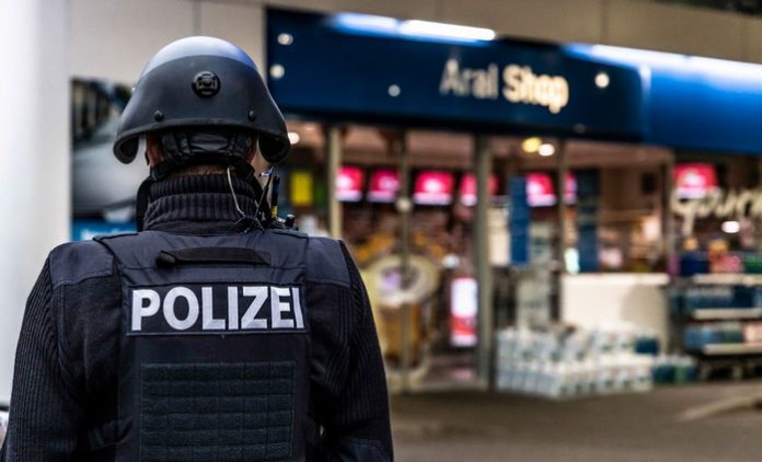 Bewaffneter erschießt Angestellten einer Tankstelle