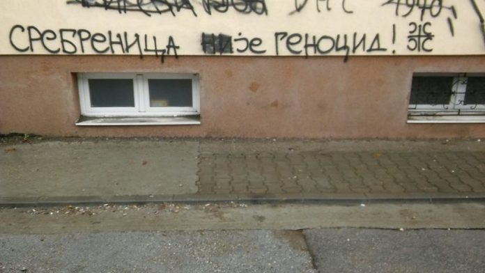 Novi-Sad-grafit-Srebrenica-je-genocid-foto-Autonomija-850x479