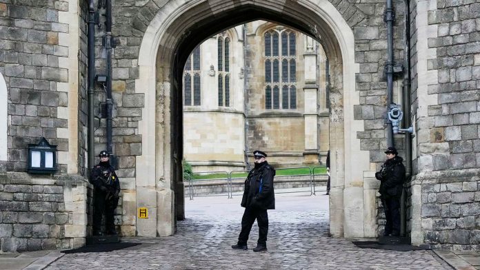 skynews-windsor-police-windsor-castle_5625266