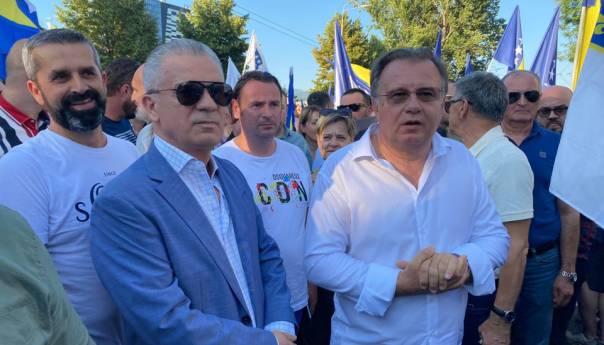 radoncic-na-protestima-nadam-se-da-ce-schmidt-shvatiti-poruku-gradjana-800x450-41-_62ded7345414a