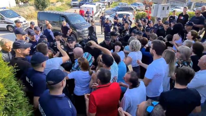 1661510554-protesti-livno-750x422