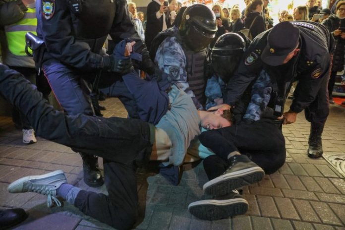 1663791773-2022-09-21T171935Z_965656977_RC2SLW9SI4PJ_RTRMADP_3_UKRAINE-CRISIS-MOBILISATION-PROTESTS-750x500