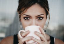 Srce vam lupa kada popijete kafu? Kardiolozi objašnjavaju zašto i kada je „lupanje u grudima“ opasno