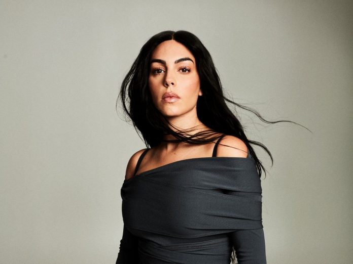 elle-georgina-11-22-01-45860-1670862256