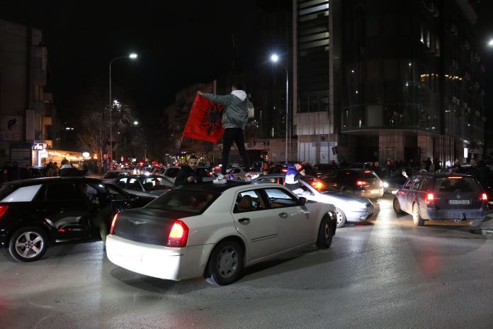 Slavlje na ulicama Prištine nakon pobede Švajcarske nad Srbijom
