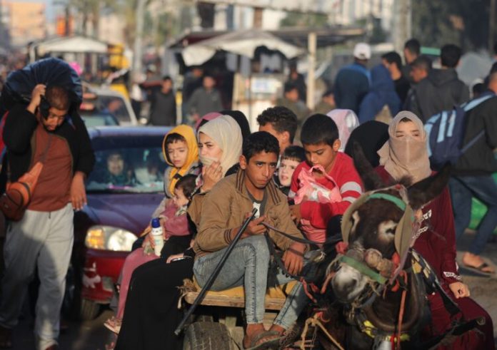 S humanitarnom pauzom u Pojasu Gaze, raseljeni Palestinci krenuli da vide svoje kuće