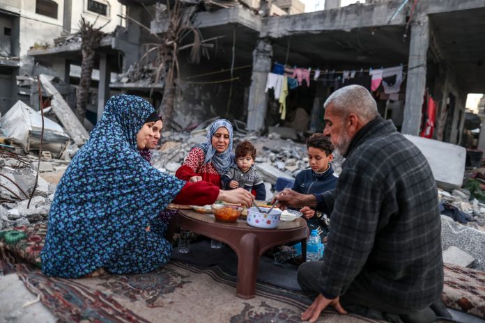 Ramazan u Gazi: Palestinci se iftare na ruševinama svojih domova