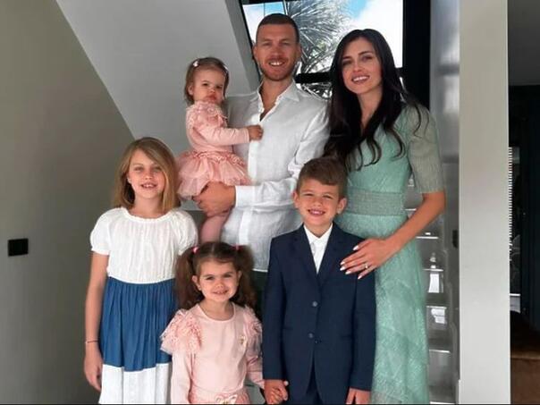 edin-i-amra-dzeko-prelijepom-fotografijom-cestitali-bajram-edin_66165d11e27f9