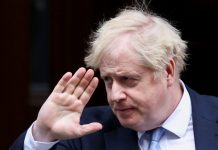 Boris Johnson u memoarima tvrdi da je kraljica Elizabeta imala rak kostiju