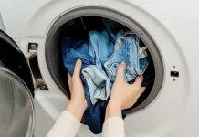 Bivši izvršni direktor Levi’sa tvrdi da farmerice nikad ne bi trebalo prati: Prozračite ih vani