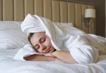 Jedan upozoravajući razlog zašto ne biste trebali spavati s mokrom kosom