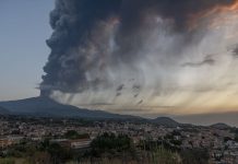 Glavni aerodrom na Siciliji obustavio letove zbog erupcije vulkana Etna