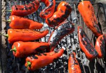 Priprema ajvara: Ovaj trik su koristile naše nane da najbrže ogule pečene paprike