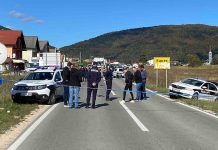 Drama na Kupresu: Kombi probio policijsku blokadu, uništio nekoliko vozila pa sletio u dvorište crkve