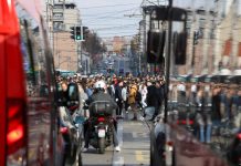 Uznemirujuće: Kombijem udario studenta na protestu u Beogradu