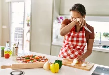 Četiri jednostavna trika da izbjegnete suze dok režete luk