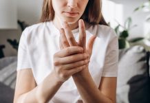 Navika pucketanja zglobova prstiju može uzrokovati dugoročne posljedice