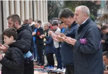 Stotine vjernika na Bajram-namazu u Kajserija džamiji u Goraždu