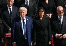 Trump i Melanija izazvali pometnju na sprovodu pape Franje: Umjesto u trećem, ‘ugurali’ se u prvi red