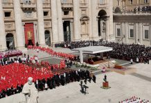 Stotine hiljada građana i brojni državnici ispratili papu Franju iz Vatikana na posljednje počivalište
