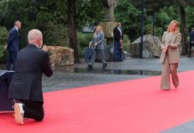 Edi Rama dočekao Giorgiju Meloni na kiši i na koljenima: Srdačno su se zagrlili