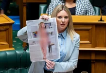 Poslanica usred parlamenta pokazala svoju golu fotografiju