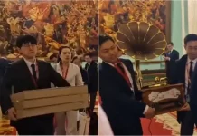 Pune ruke poklona: Nekoliko ljudi moralo unositi darove koje je Kina donijela Putinu