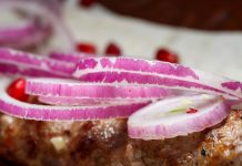 Crni luk nikako ne jedite uz roštilj. Može biti bomba za stomak