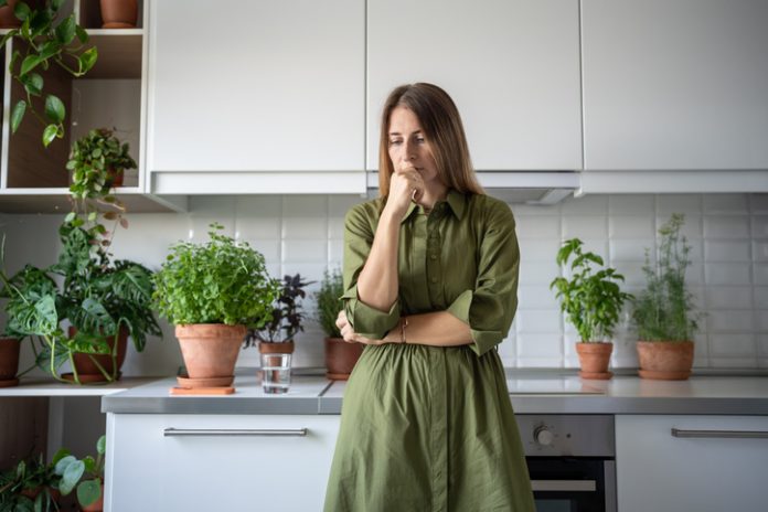 zena zabrinutost razmisljanje briga