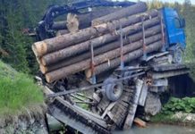 Kamion natovaren balvanima srušio most na Vlašiću