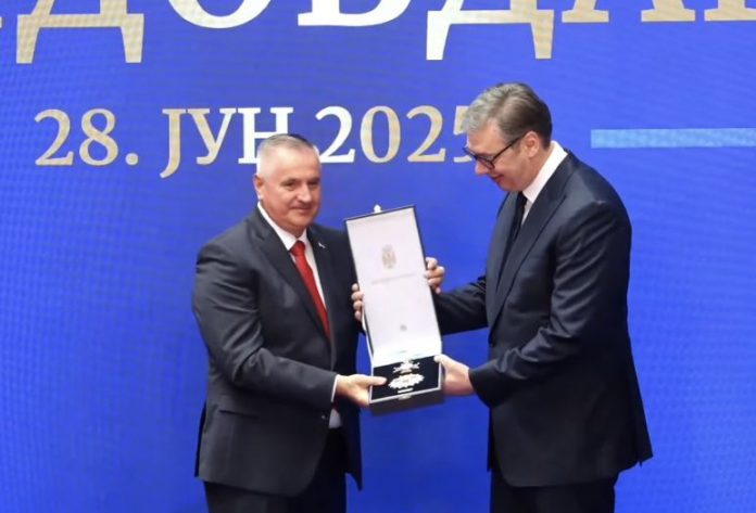 video-vucic-odlikovao-bjegunca-viskovica-u-beogradu-viber-image-2025-06-28-10-26-41-900_685fa79e5a286