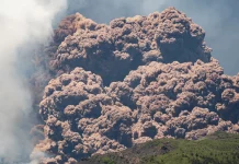 Vulkan u Italiji izbacuje vruću lavu, otkazani letovi u nekoliko gradova