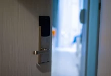 Šta prvo uraditi kada stignete u hotelsku sobu? Savjeti za siguran boravak