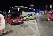 Težak sudar autobusa i tri auta u Kozarcu, više povrijeđenih