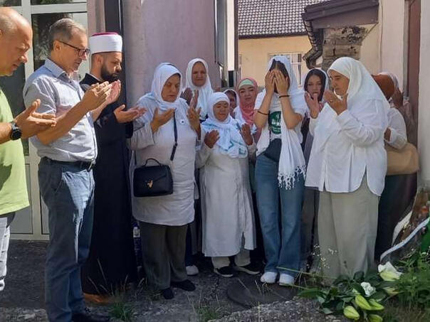 majke-srebrenice-i-prezivjele-zrtve-genocida-obilaze-mjesta-masovnih-stratista-sree4_6873742c7ae00