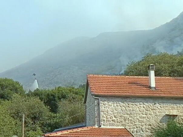 pozari-kod-trebinja-i-dalje-aktivni-vatra-se-priblizava-kucama-u-selu-dobromani-trebinje_68761a2e19873