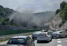 Zatvoren saobraćaj u tunelu Ivan, zapalio se automobil