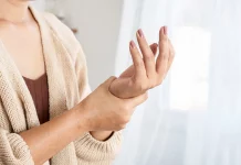 Potrebno je odmah reagovati: Jedan od simptoma visokog holesterola može se pojaviti na vašim rukama