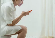 Eksperti: Ako ne želite hemoroide ostavite telefon kada idete u WC