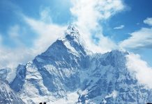 Mećava zarobila skoro 1.000 planinara na istočnoj padini Mount Everesta