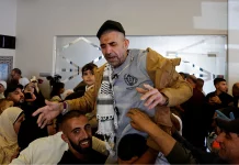 Stotine Palestinaca dočekalo zatvorenike koje je Izrael pustio: Iz autobusa crvenog križa izašli u suzama