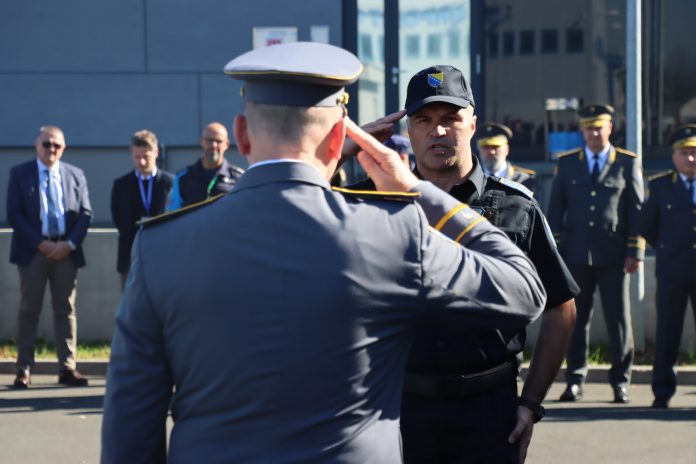 Policajci u uniformama EU