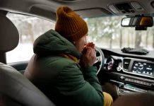 Greška koju mnogi vozači prave zimi: Zašto nikada ne treba ostavljati auto da radi u mjestu “da se motor zagrije”