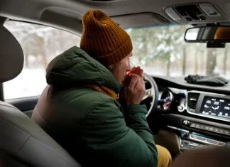 Zašto nije dobra ideja nositi jaknu u automobile